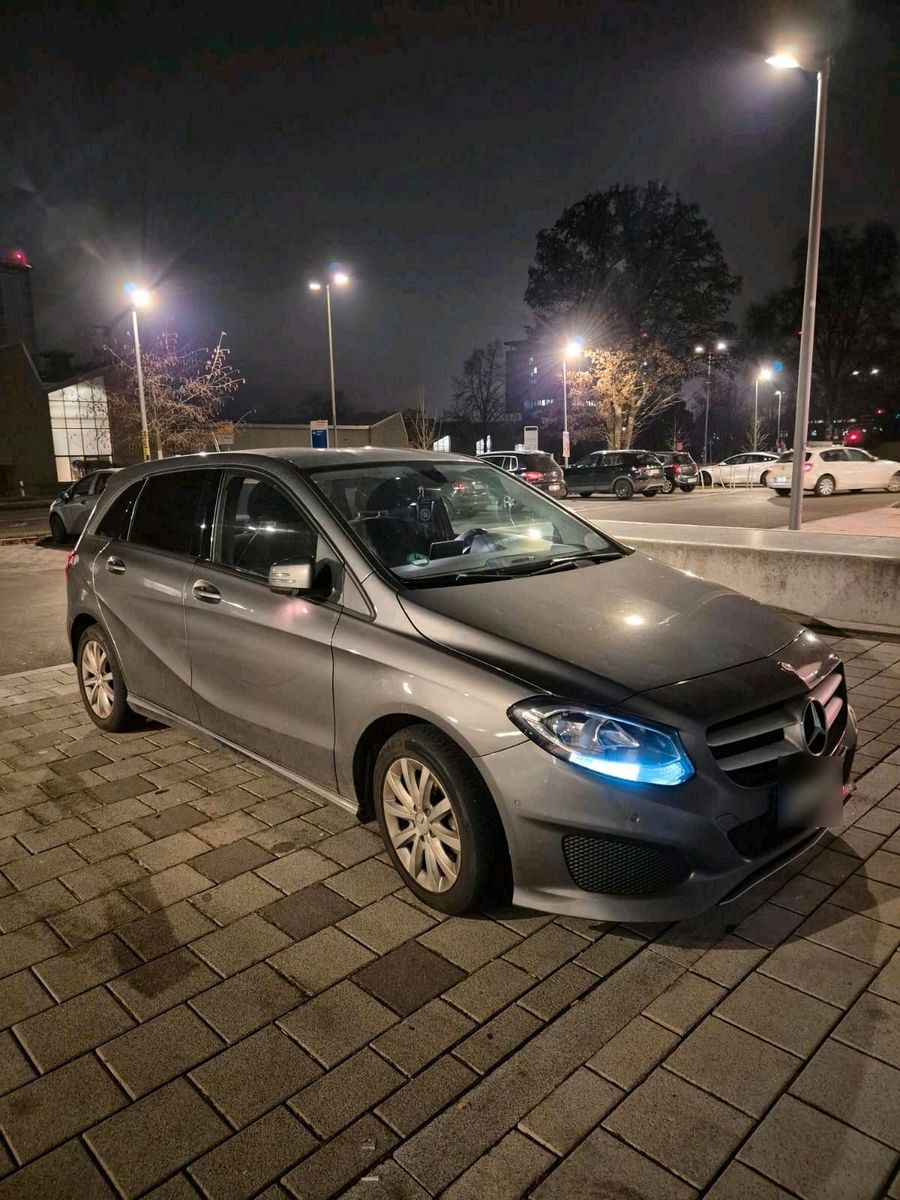 MERCEDES-BENZ B 220