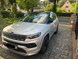 Jeep Compass 4xe S | 240 PS | EZ 07/2022 | Top-Aussta - silberne Jeep Compass