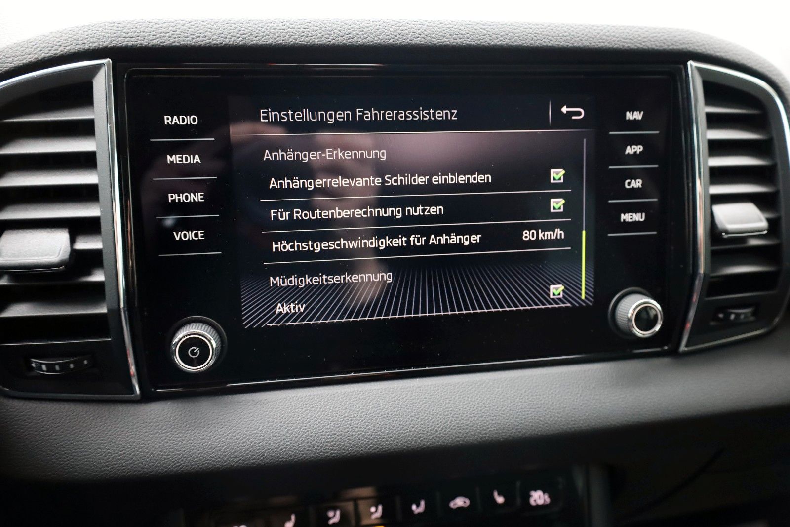Fahrzeugabbildung SKODA Karoq Style Navi,LED,Kamera,SH,PDC,SR+WR,AHK