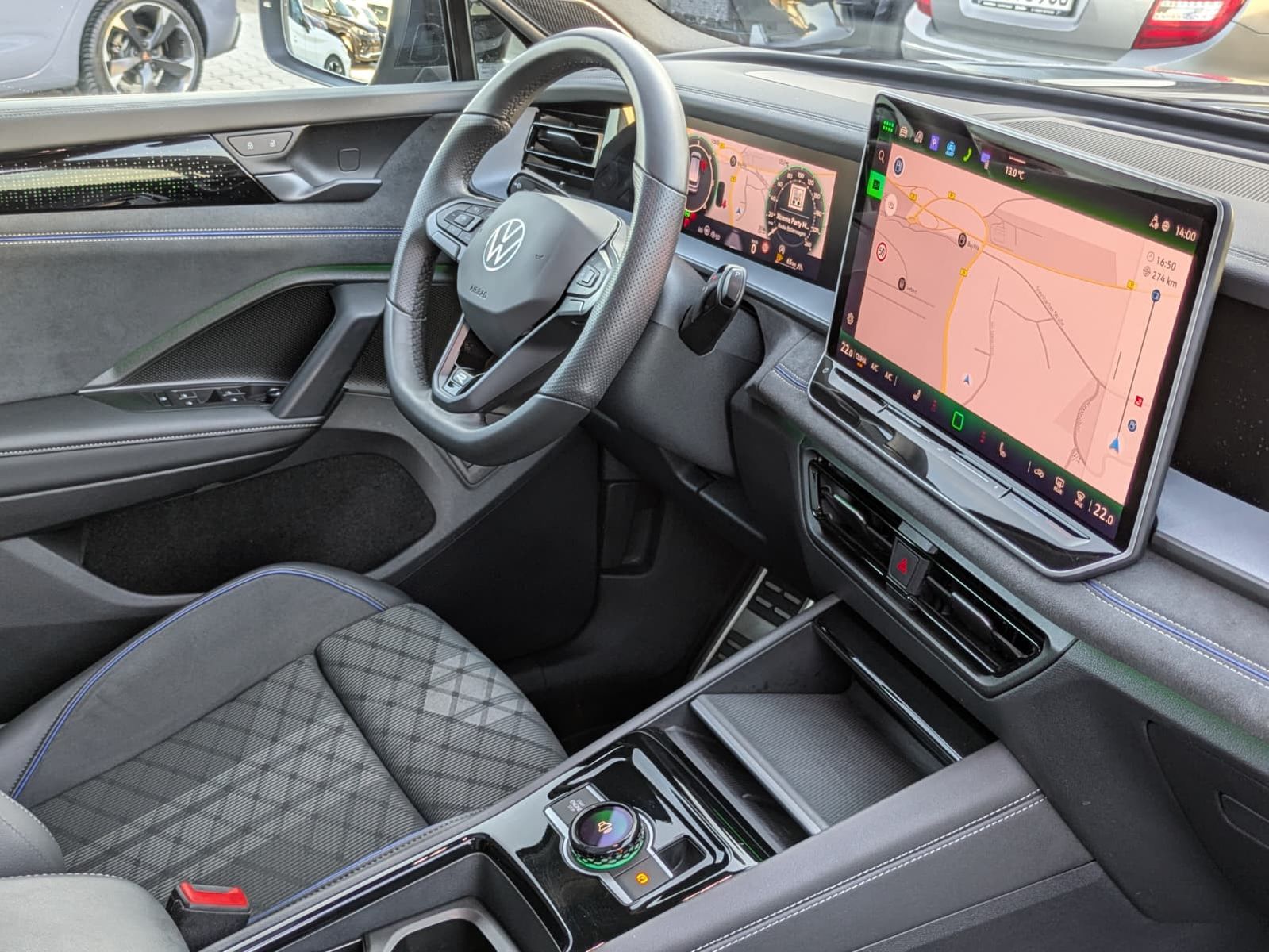 Fahrzeugabbildung Volkswagen Tayron 2.0 TDI 4M R-Line BLACK*7Si*MATRIX*PANO