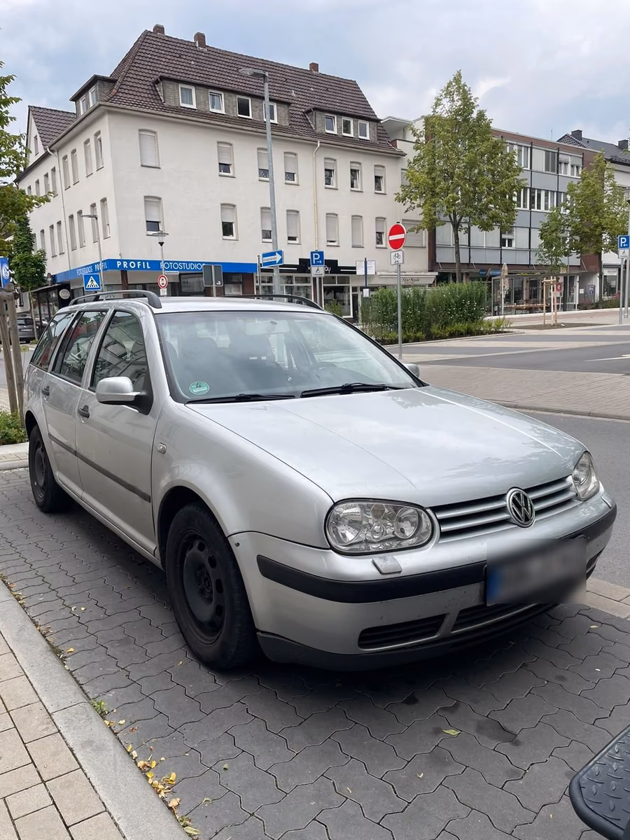 Volkswagen Golf 2004 — rear view