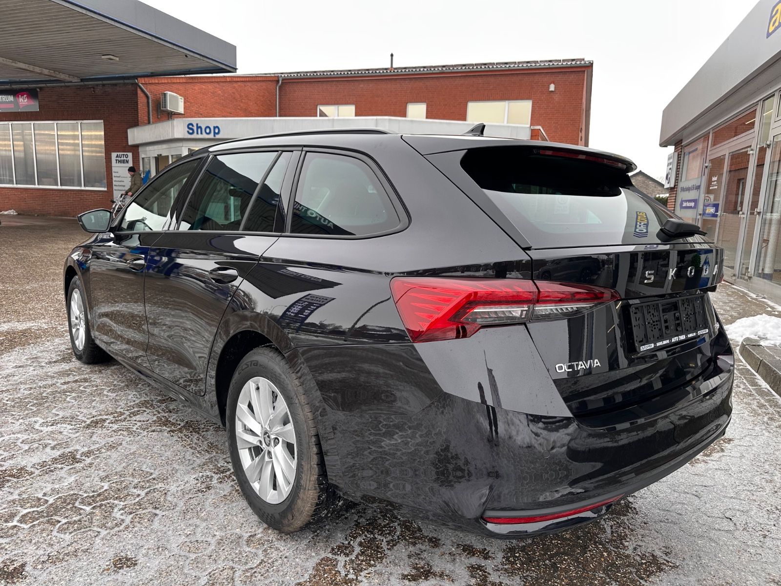 Fahrzeugabbildung SKODA Octavia Combi 1.5 TSI Selection AHK/LED/Navi/ACC