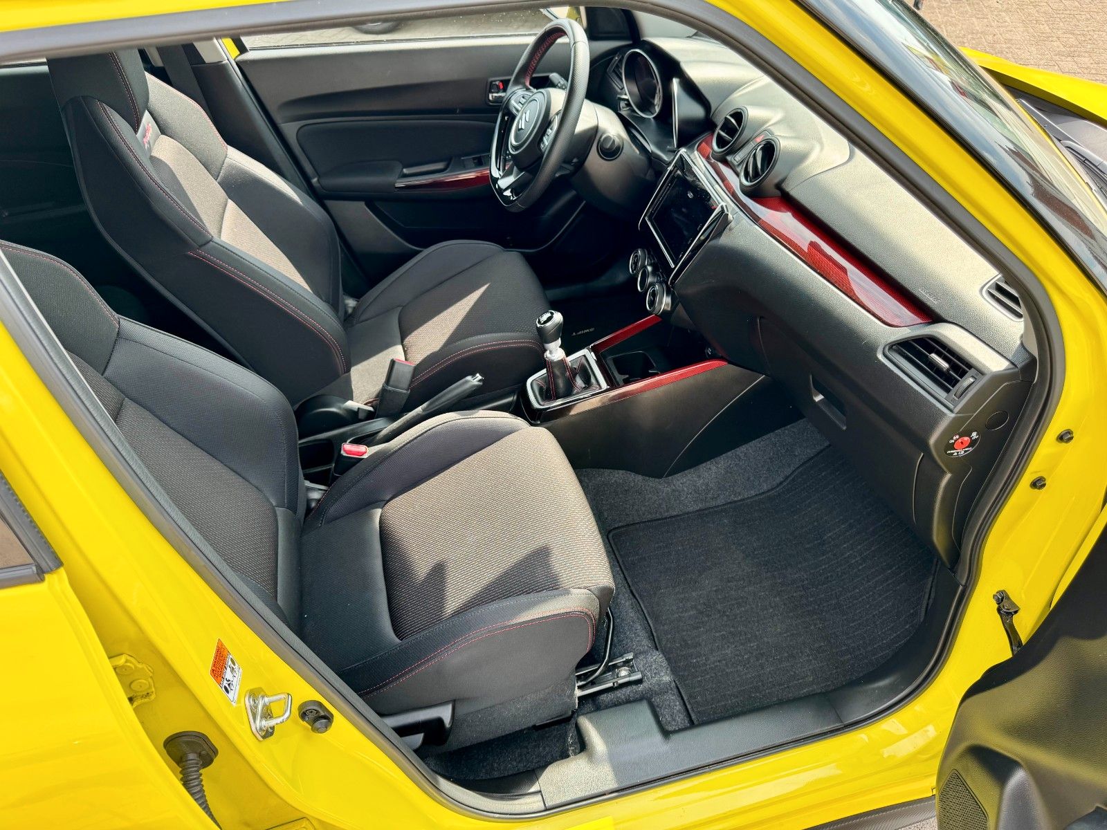 Fahrzeugabbildung Suzuki Swift Sport 1.4 Hybrid Turbo Black-Line