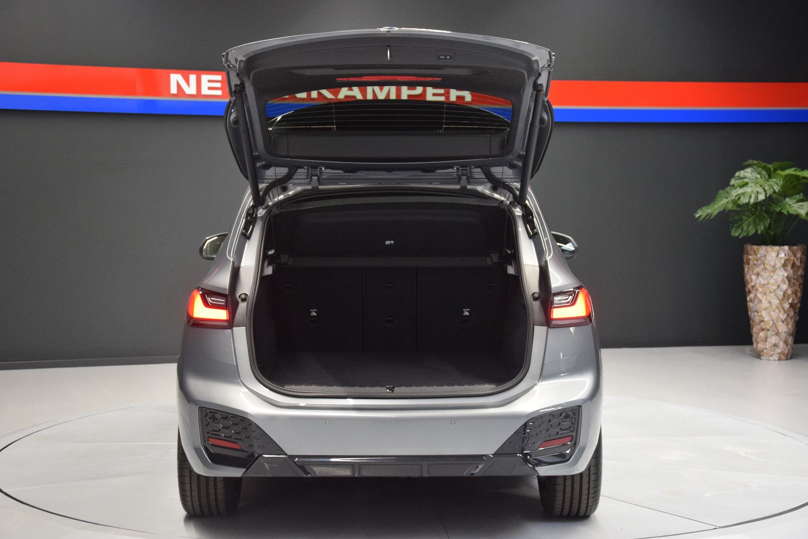 Fahrzeugabbildung BMW 218 i M Sport Active Tourer Pano Memory H K ACC