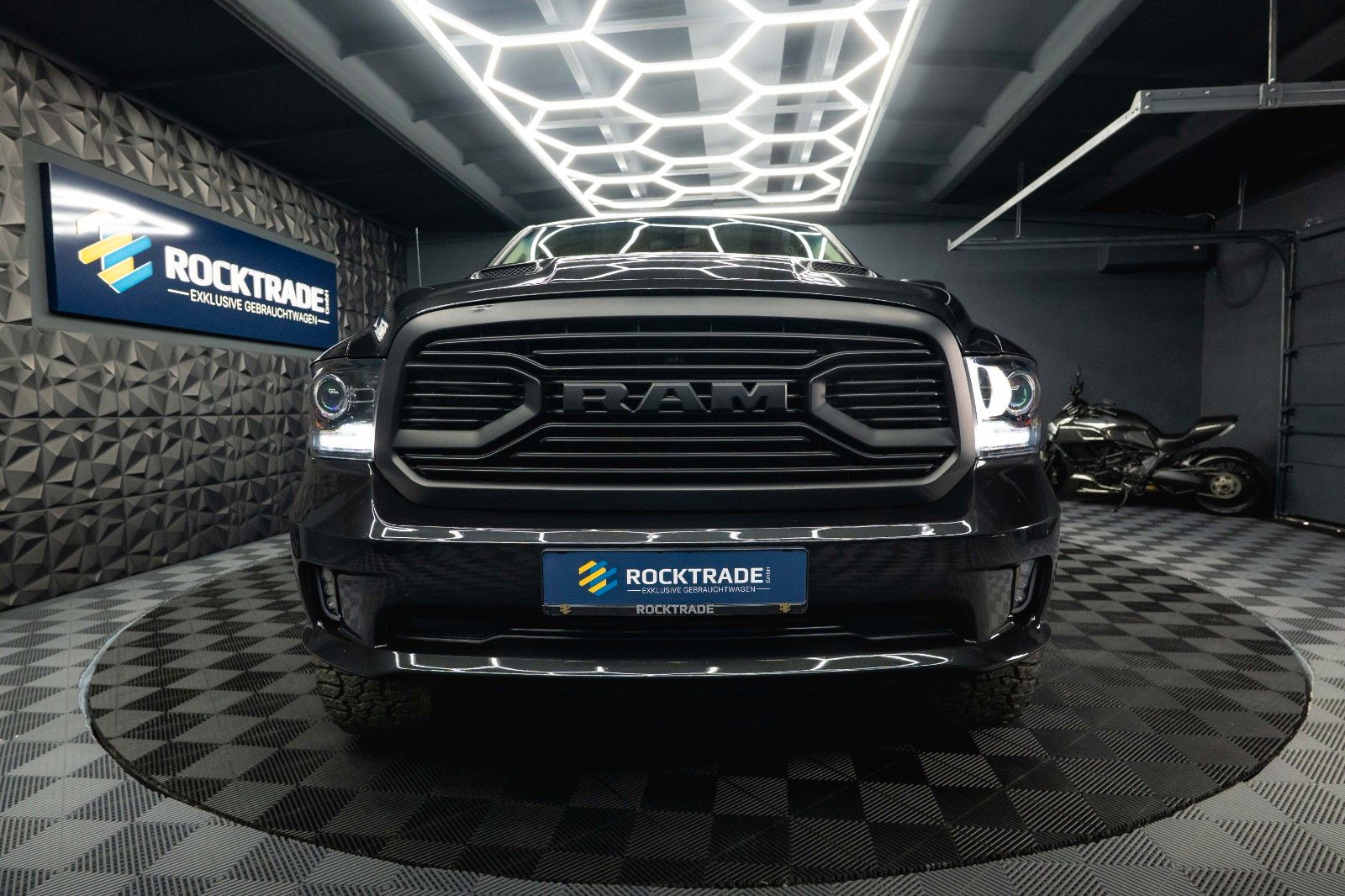 Fahrzeugabbildung Dodge RAM 5.7 V8 HEMI 4x4 Sport OFFROAD Night LONGBED