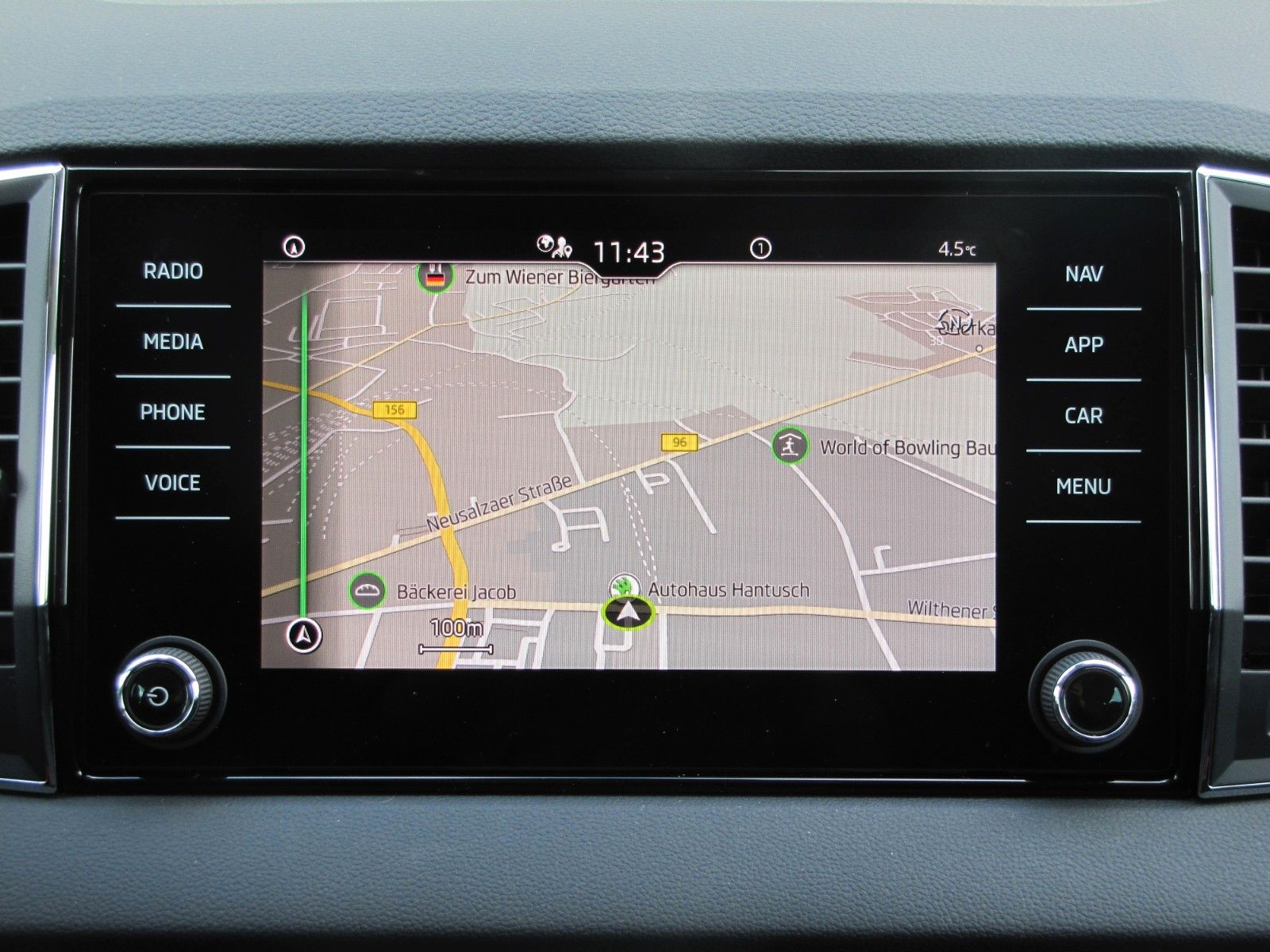 Fahrzeugabbildung SKODA Karoq Selection 2.0l TDI 150PS 7-Gang DSG 4x4