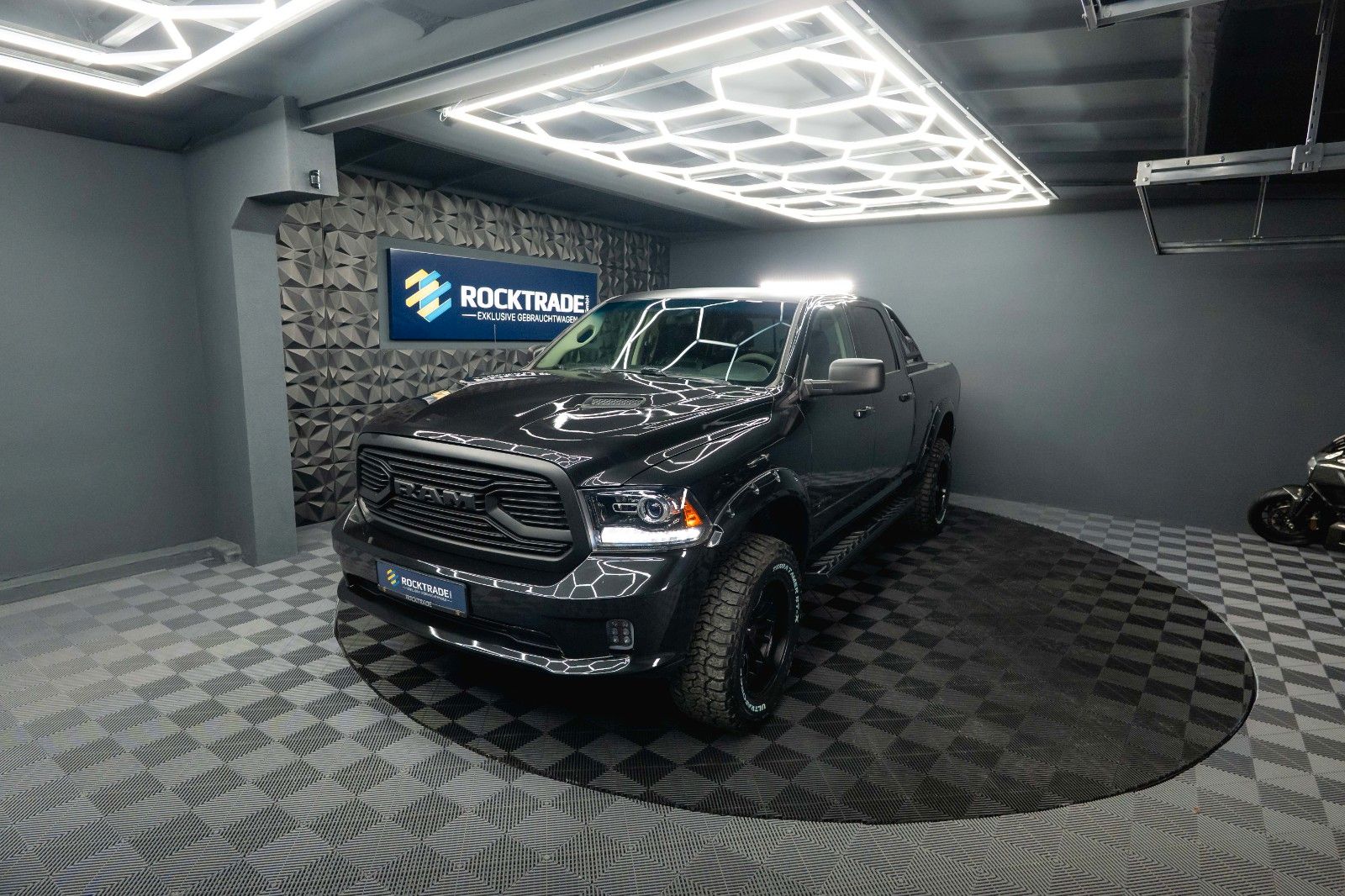 Fahrzeugabbildung Dodge RAM 5.7 V8 HEMI 4x4 Sport OFFROAD Night LONGBED