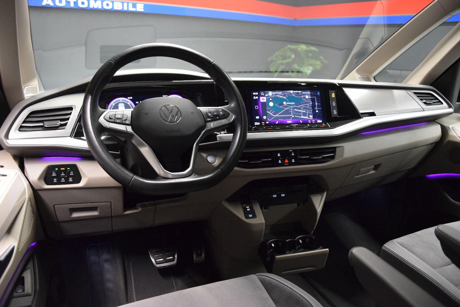 Fahrzeugabbildung Volkswagen T7 Multivan Pano ACC AHK DCC HK HuD 3-Zonen