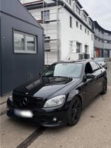 Mercedes-Benz 320 - schwarze Mercedes-Benz 320