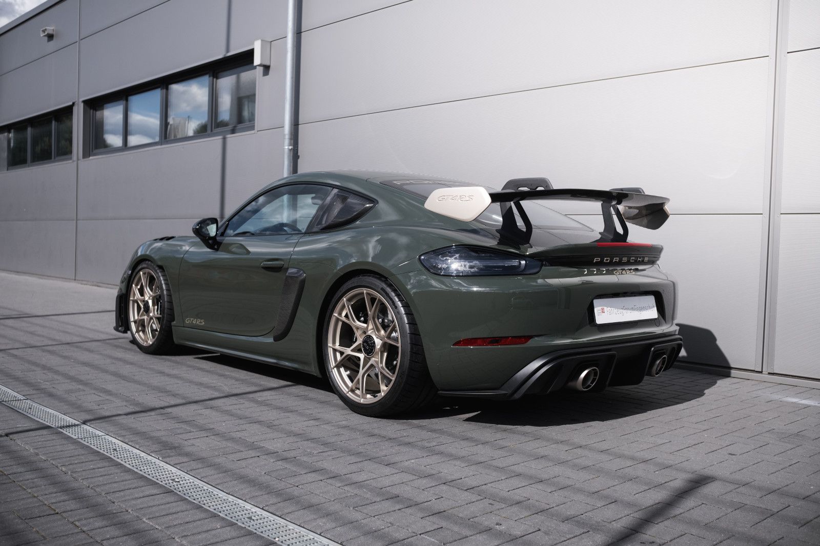 Fahrzeugabbildung Porsche 718 GT4 RS-PTS-Sonderwunsch-Weissach-Lift