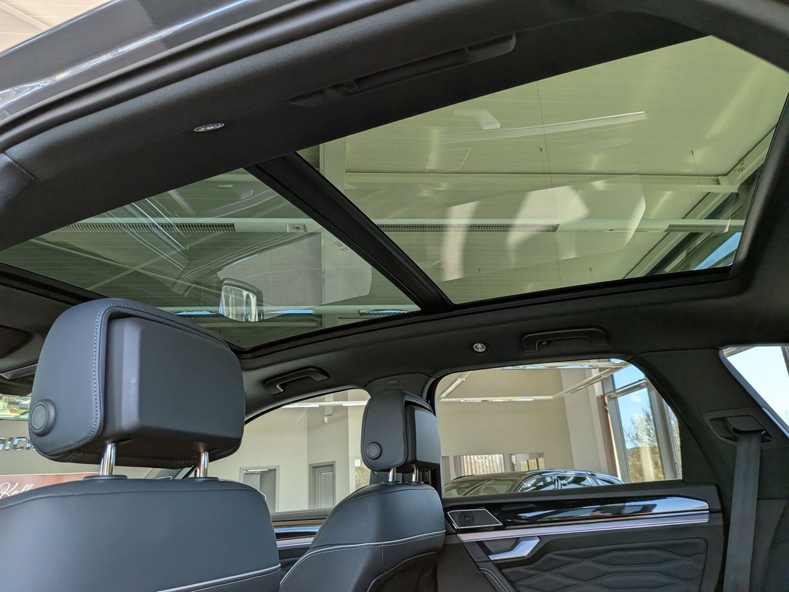 Fahrzeugabbildung Volkswagen Touareg 3.0TDI 4M R-Line VOLL Black 22" UPE 114T