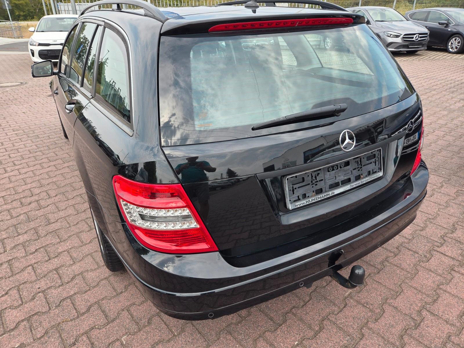 Mercedes-Benz C200 2010 — photo 26