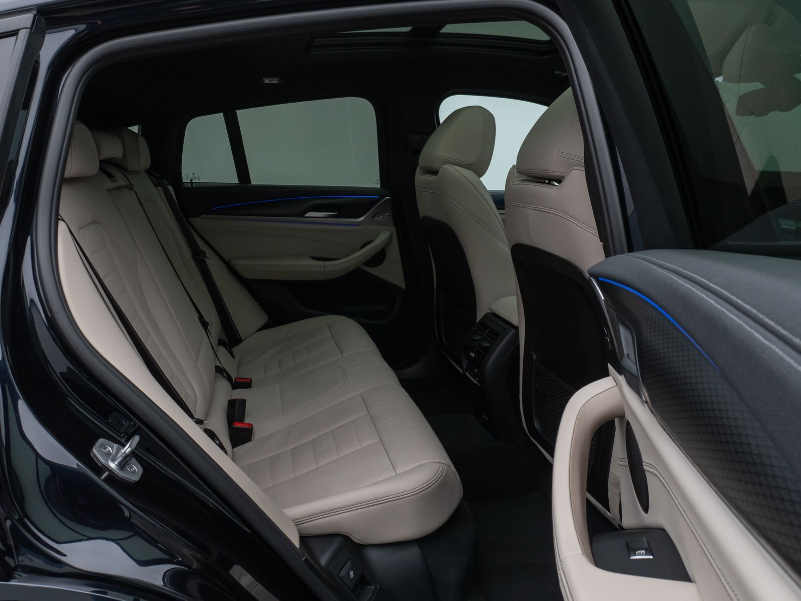 Fahrzeugabbildung BMW X4 M40i Panorama Laser Kamera HUD DAB HiFi AHK