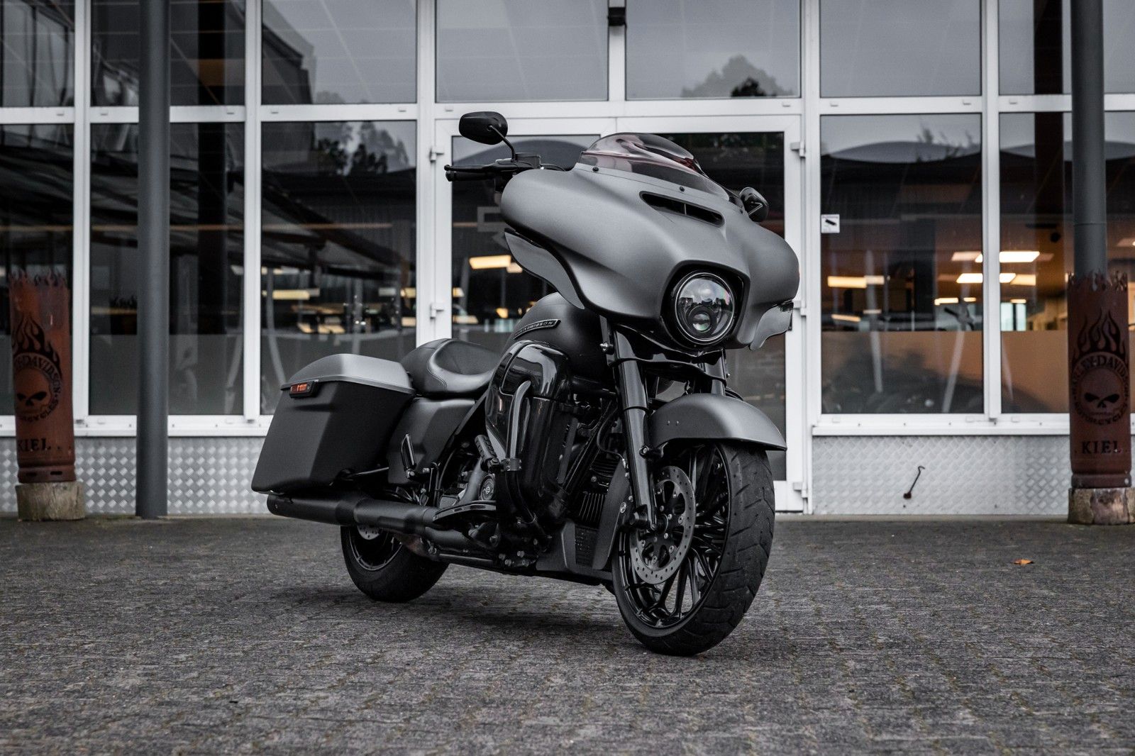 Fahrzeugabbildung Harley-Davidson FLHXS Street Glide 107 Cui - Screaming Eagle APE