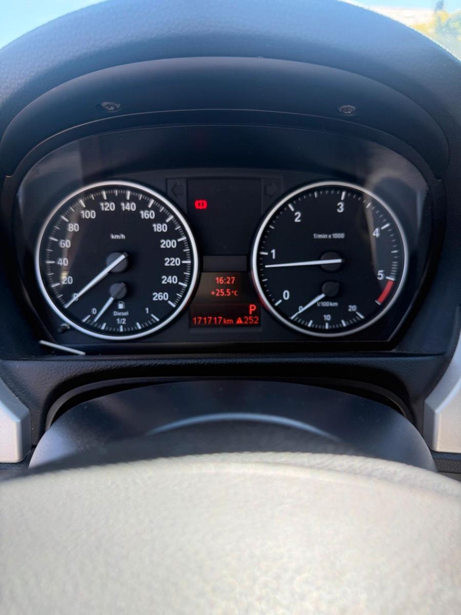 BMW 318 2011 — photo 11