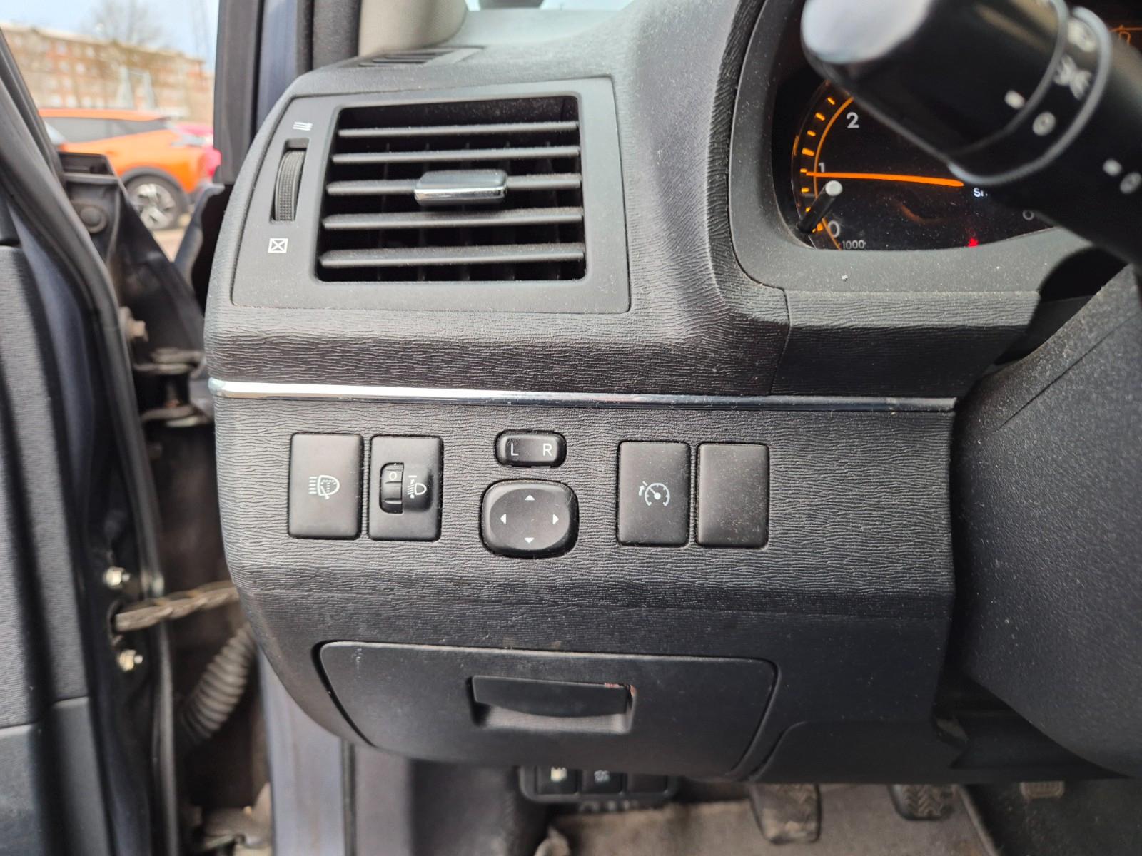 Toyota Avensis 2010 — photo 11
