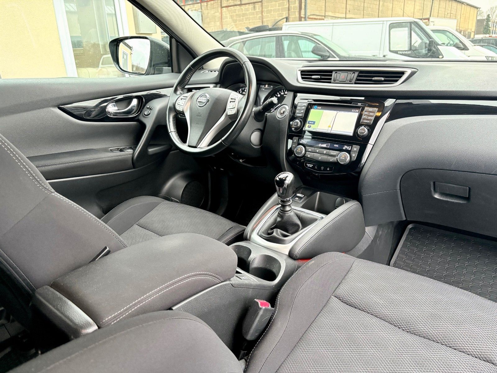 Fahrzeugabbildung Nissan Qashqai 1.6 N-Connecta Navi AHK 360 View 2.HAND