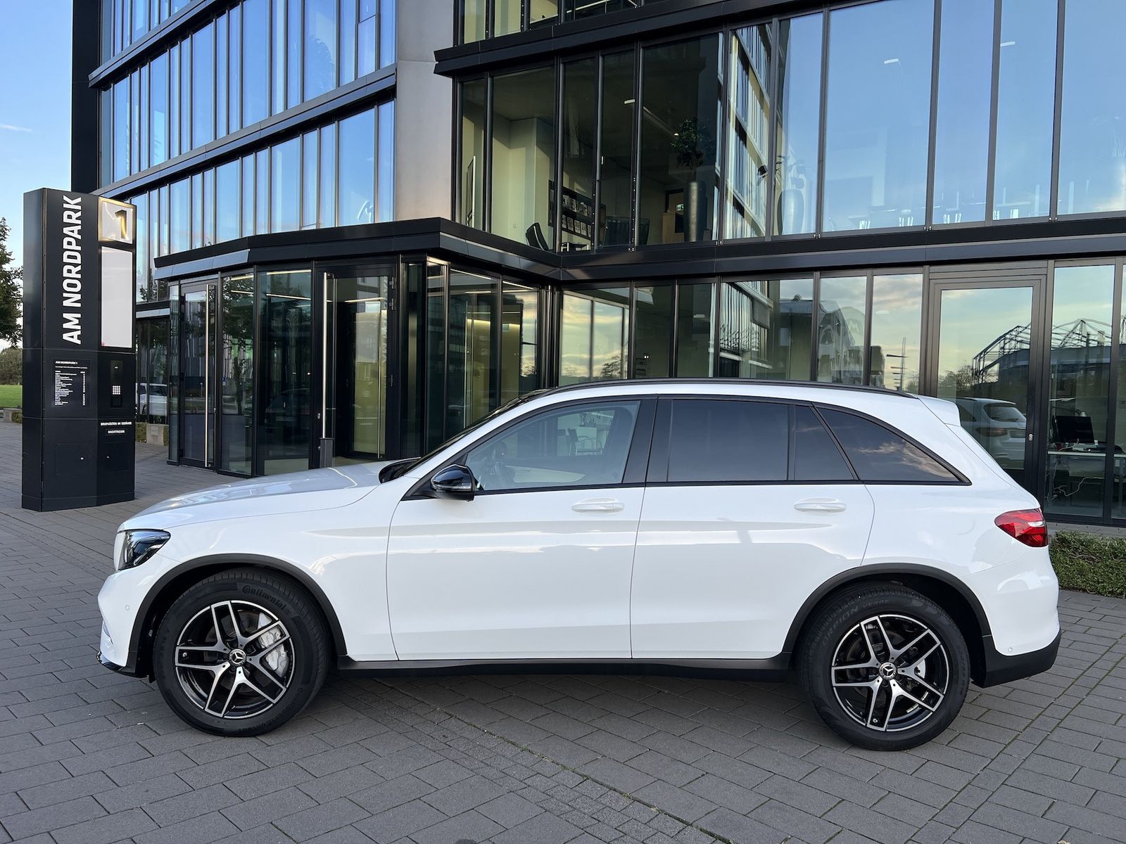 Fahrzeugabbildung Mercedes-Benz GLC 250 4Matic AMG NAVI/LED/AHK/PANO/R-KAMERA