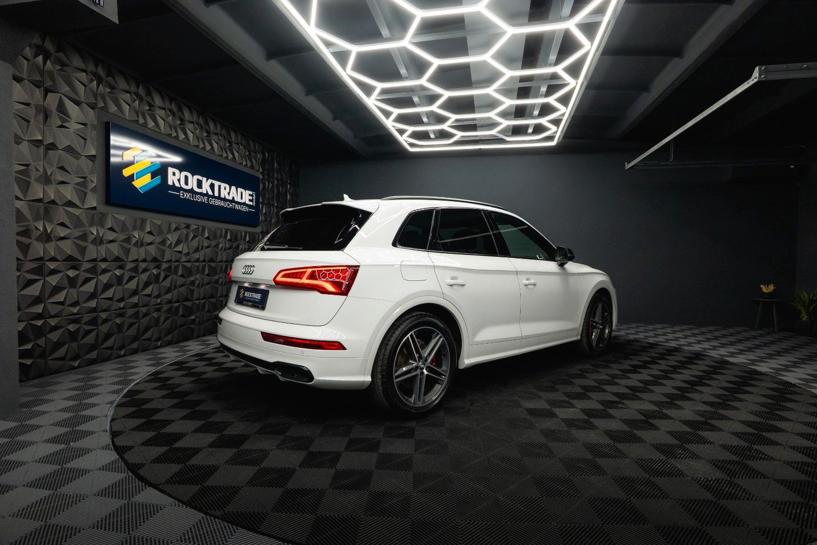 Fahrzeugabbildung Audi SQ5 3.0 TDI quattro Optik-Paket Schwarz *LED*19%