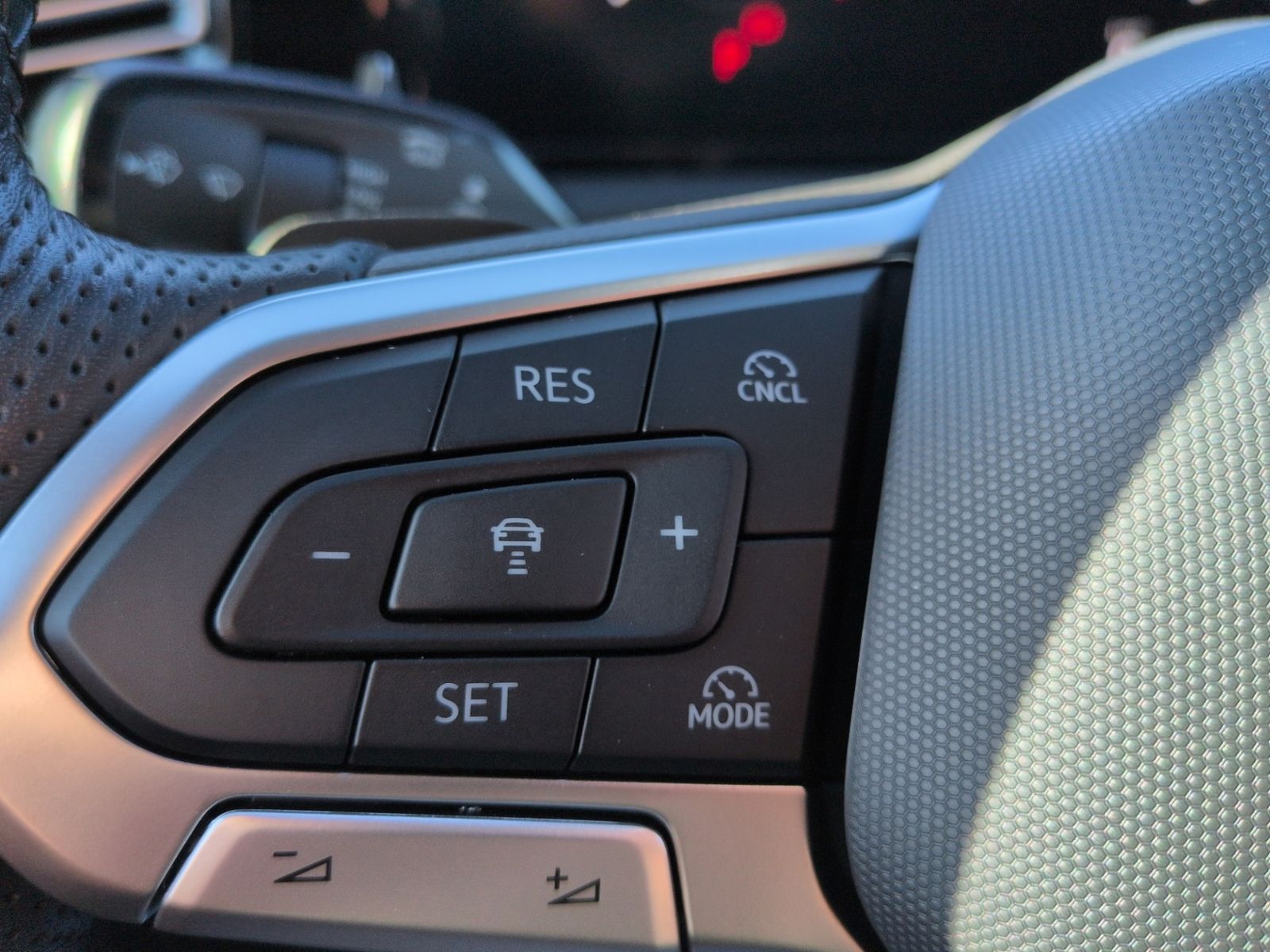 Tiguan 2.0 TDI DSG R-Line AHK+KAMERA+MATRIX+
