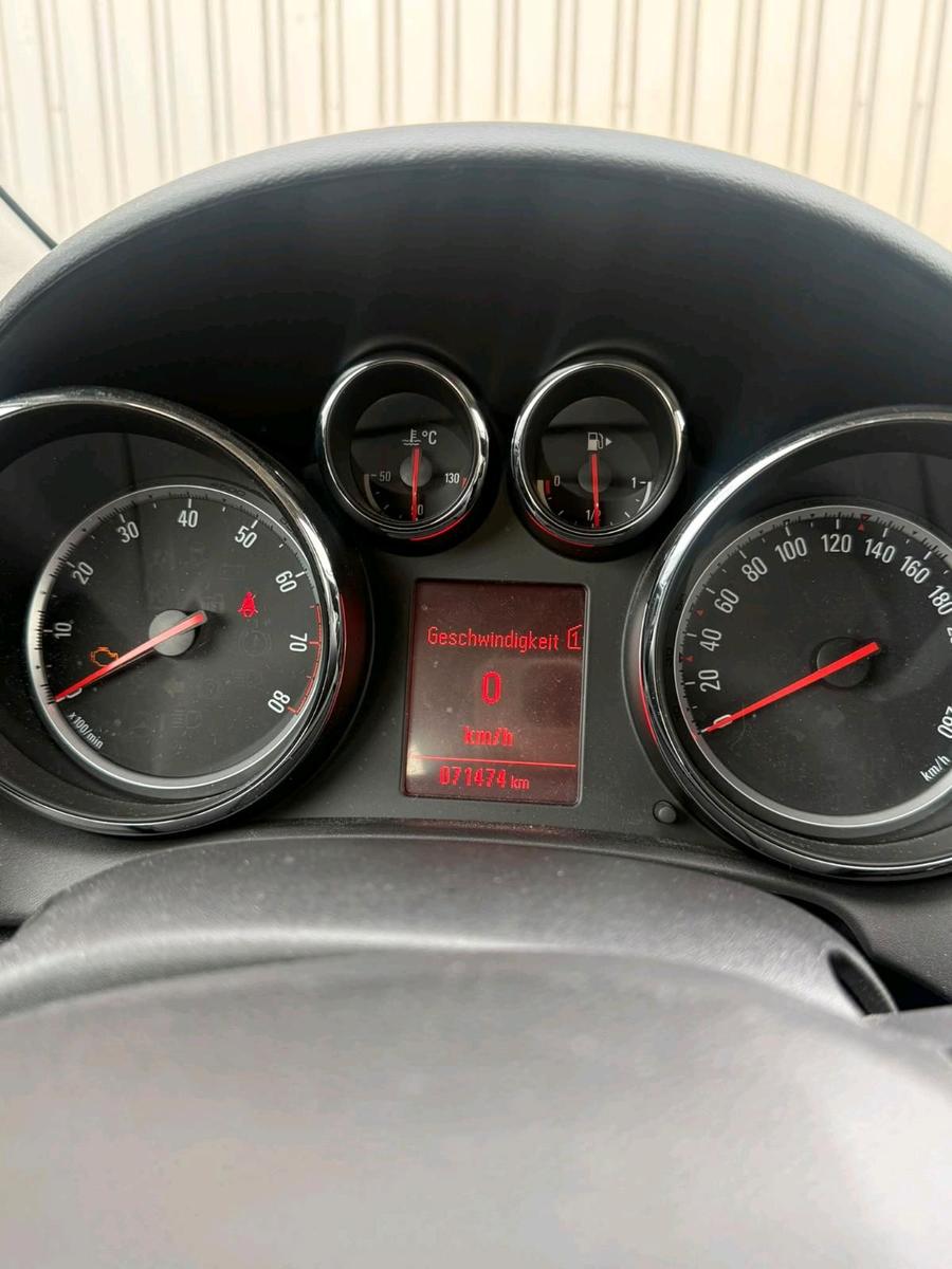 Opel Astra 2014 — interior