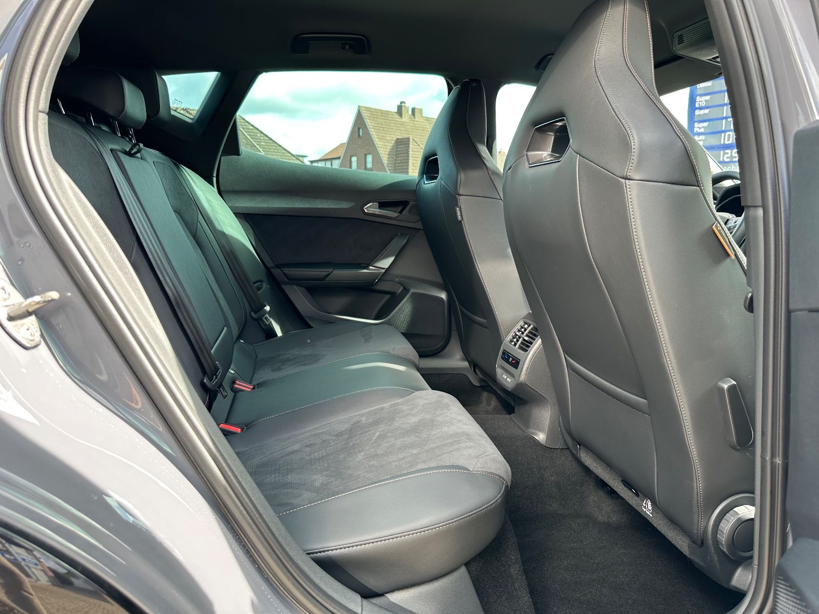 Fahrzeugabbildung CUPRA Formentor VZ 2.0 TSI DSG Navi/ACC/AHK/LED/Shzg.