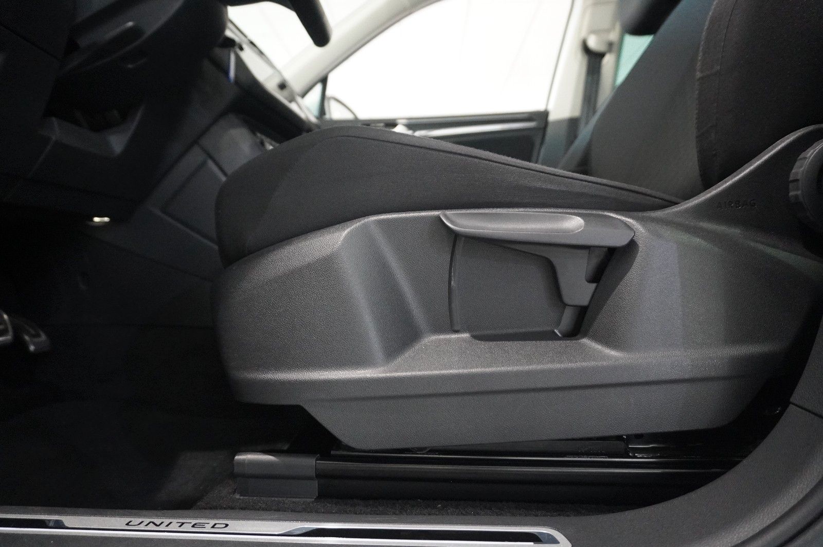 Fahrzeugabbildung Volkswagen Tiguan 2.0 TSI UNITED 4M DSG NAVI/LED/ACC/SH/AHK