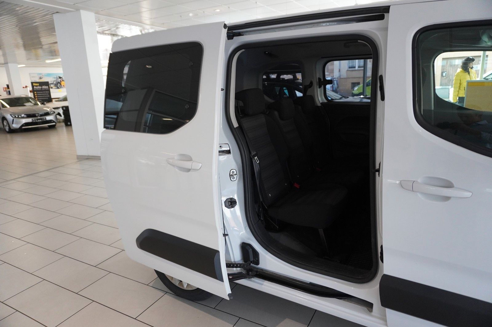 Fahrzeugabbildung Opel Combo-e LIFE EDITION 11KW KLIMA/PDC/TEMP./DAB+