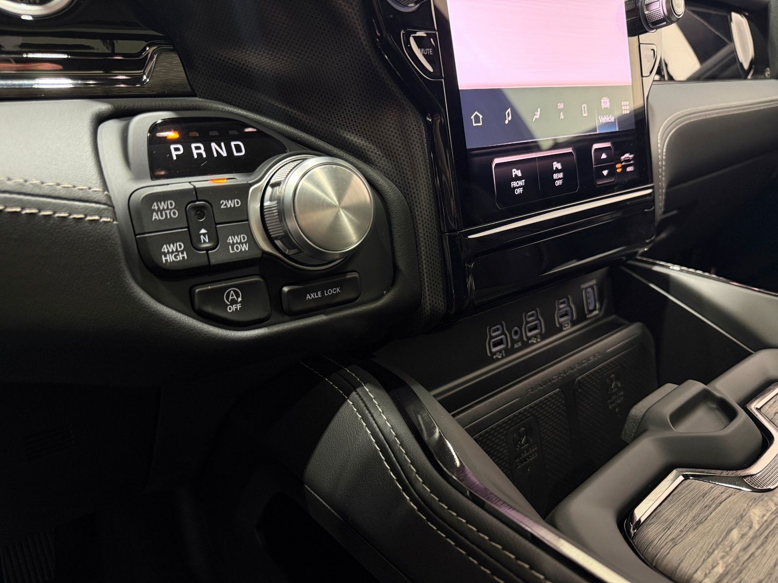 Fahrzeugabbildung Dodge RAM 1500 Limited Night  H/O 3.0L MY25