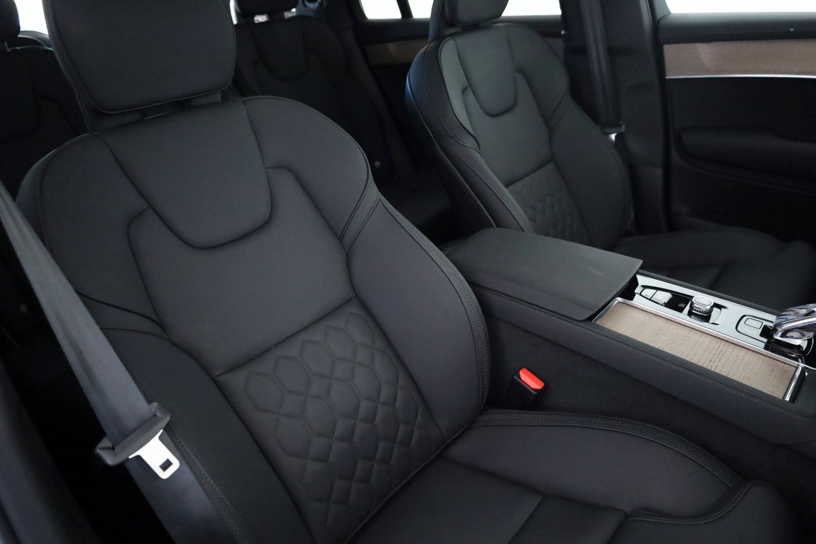 Fahrzeugabbildung Volvo XC90 Plus Bright AWD,7Sitze4xSH,360Kam.,HUD,,AHK