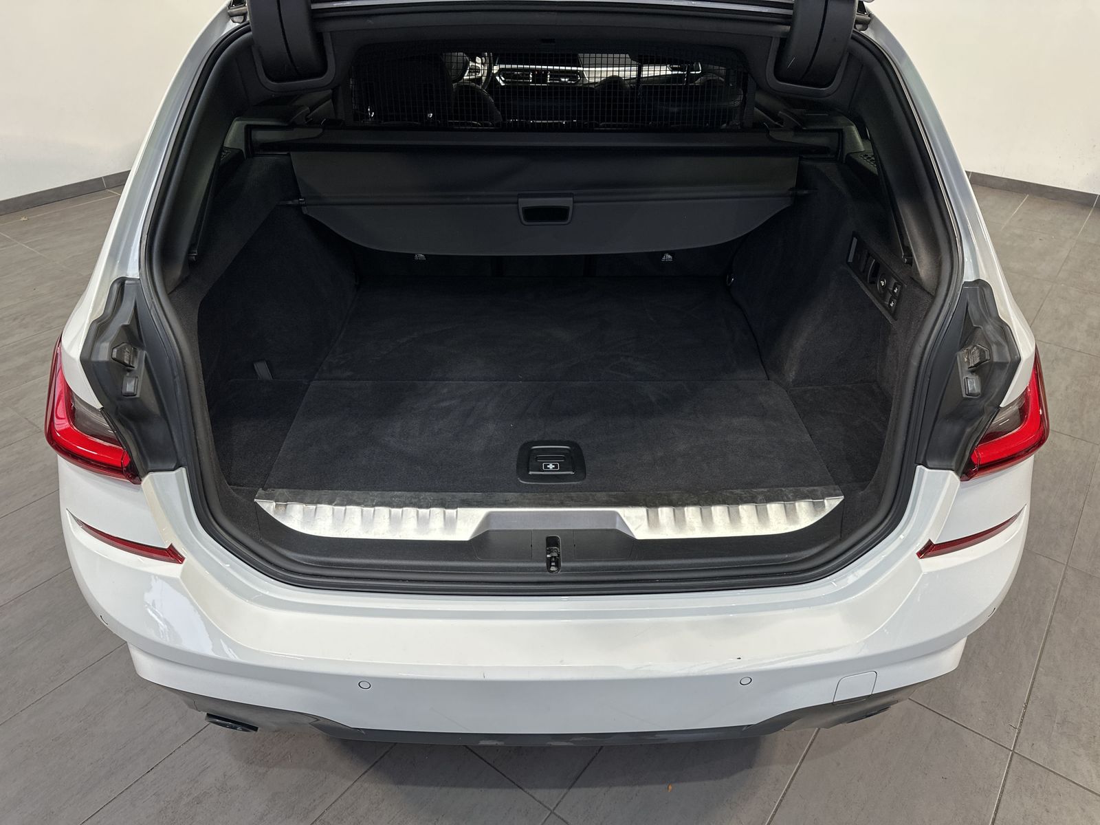 Fahrzeugabbildung BMW 320e Touring xDrive M-Sport NAV+LED+AHK+HIFI+KAM