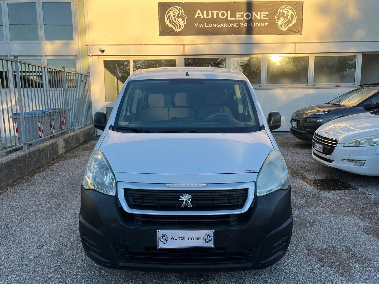 Peugeot Partner 2015 — rear view