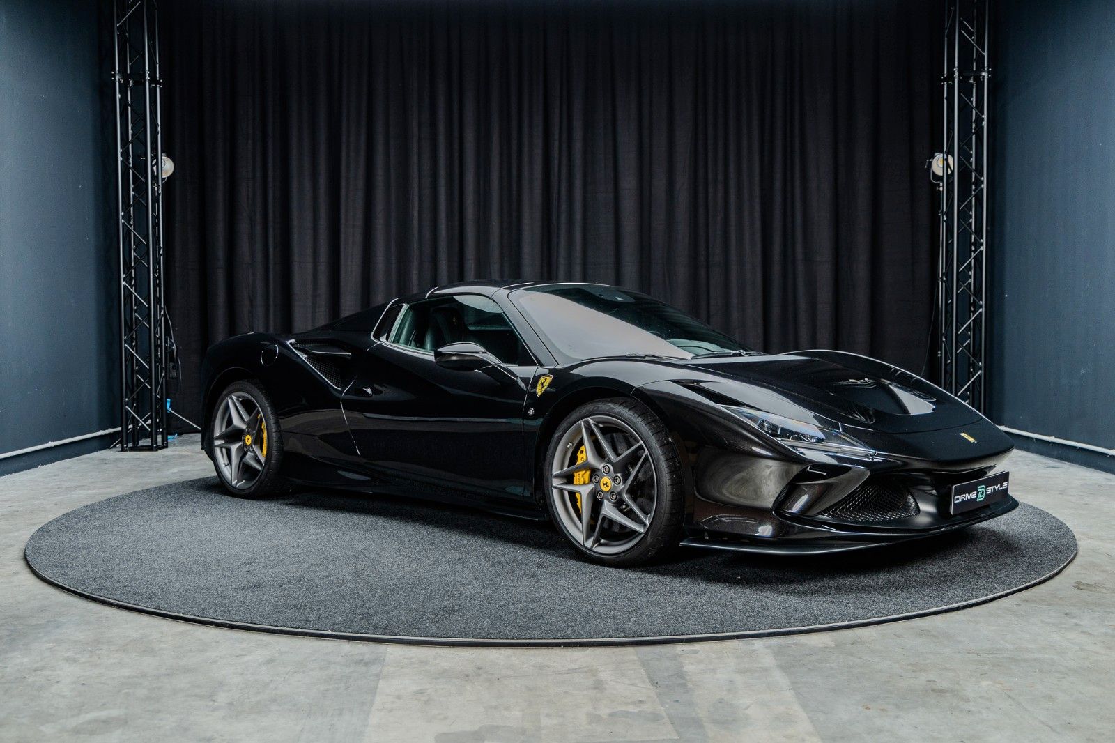Fahrzeugabbildung Ferrari F8 Spider + Nero Daytona + Carbon + Lift + Garan
