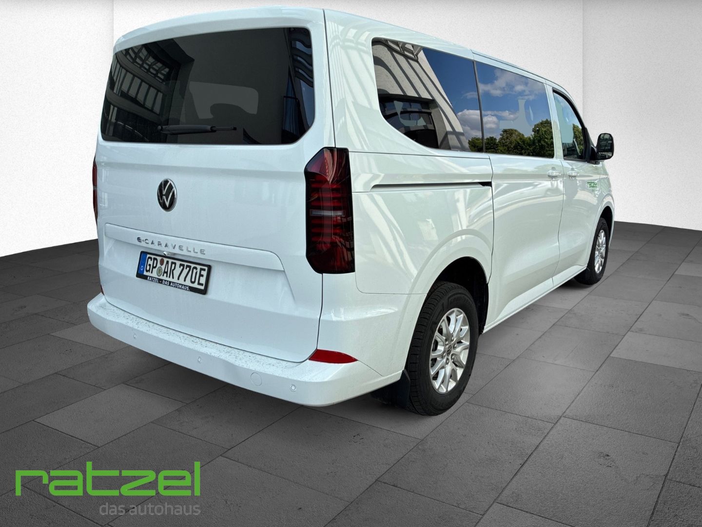 Fahrzeugabbildung Volkswagen T7 Caravelle e-Caravelle 9-Sitzer Life Navi+LED+