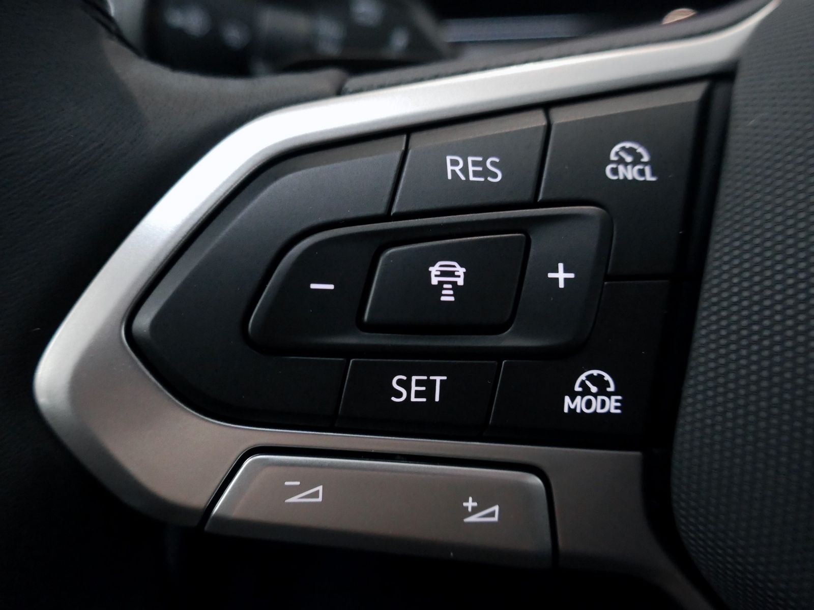 Fahrzeugabbildung Volkswagen T-Roc Style 1.5 eTSI DSG | LED AHK RFK ACC Navi
