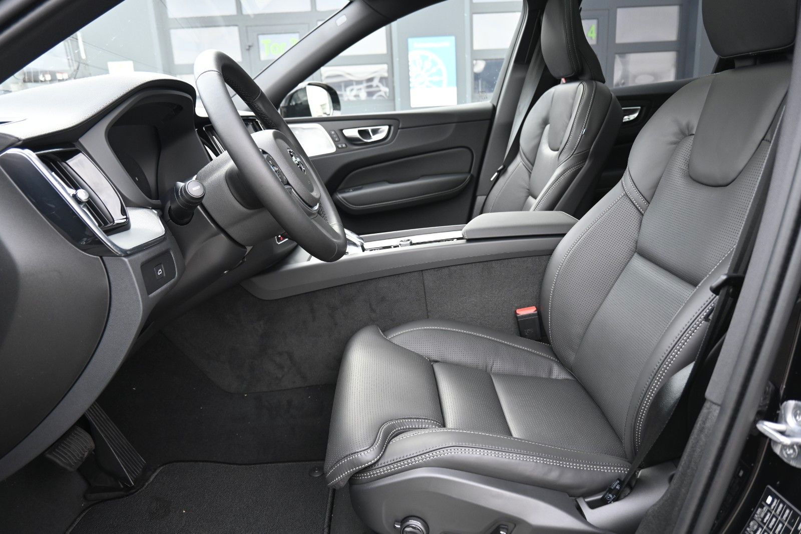 Fahrzeugabbildung Volvo XC60 B5 AWD Ultra Black Edition*LED*PANO*360*B&W
