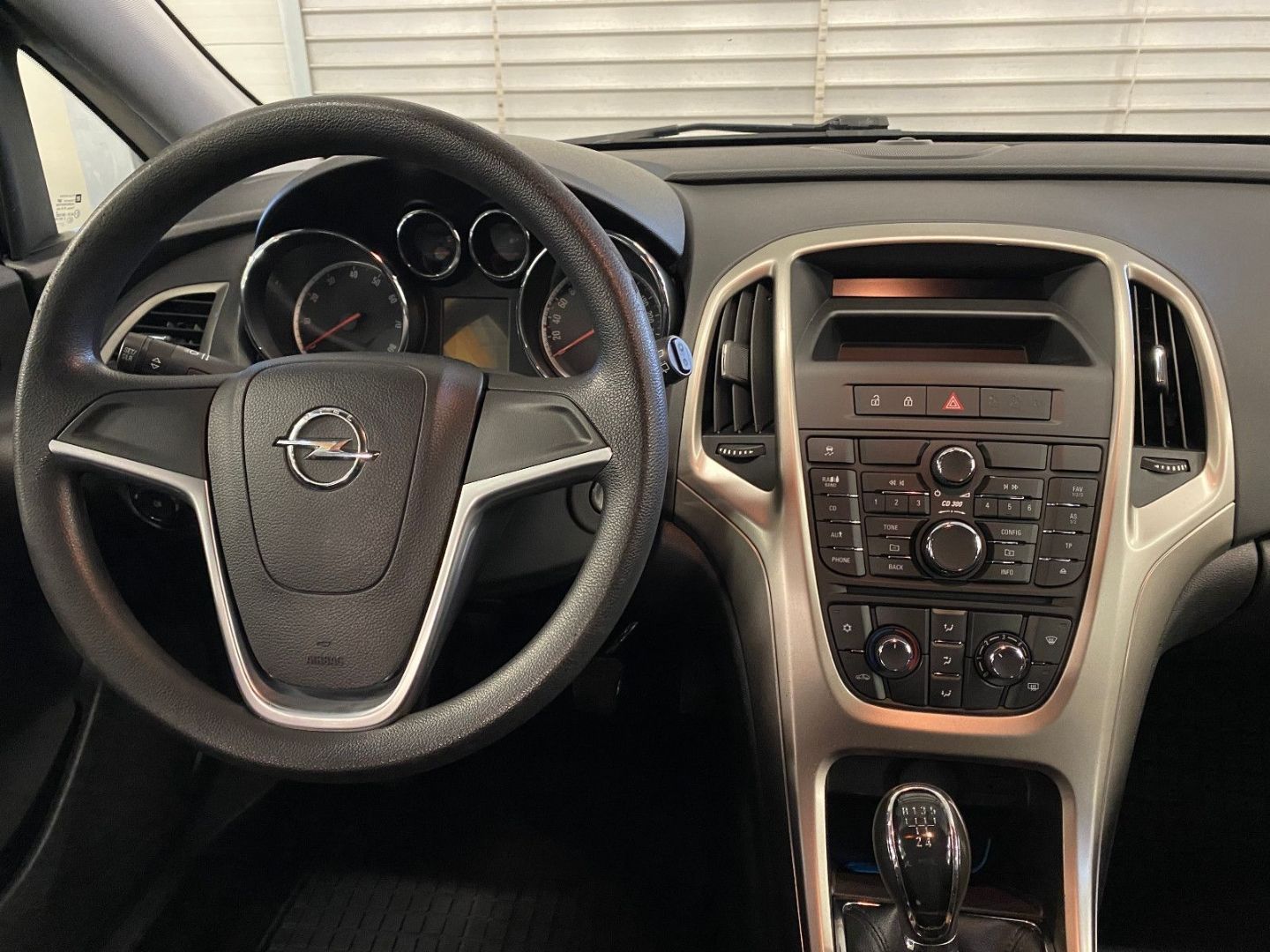 Fahrzeugabbildung Opel Astra J Lim. 5-trg. Edition AHK Klima