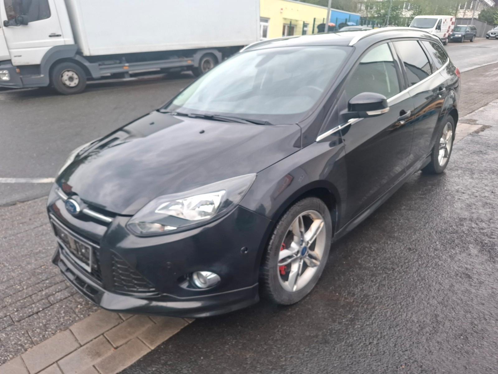 Ford Focus Turnier Titanium 1 6  TÜV NEU SCHECKHEFT