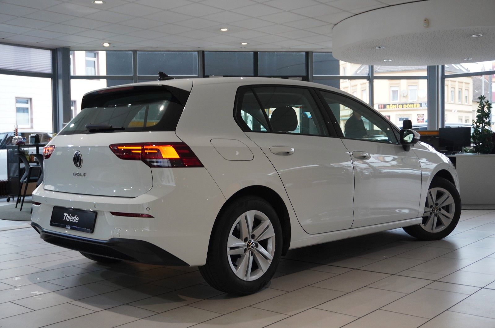 Fahrzeugabbildung Volkswagen Golf VIII Lim. 2.0 TDI LIFE NAVI/LED/VIRT./DAB+