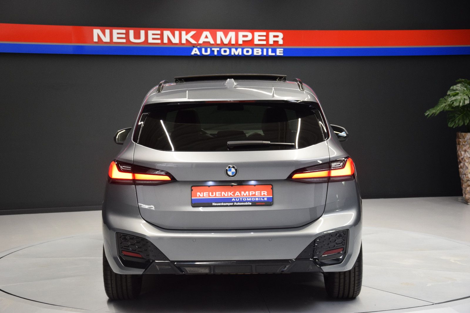 Fahrzeugabbildung BMW 218 i M Sport Active Tourer Pano Memory H K ACC
