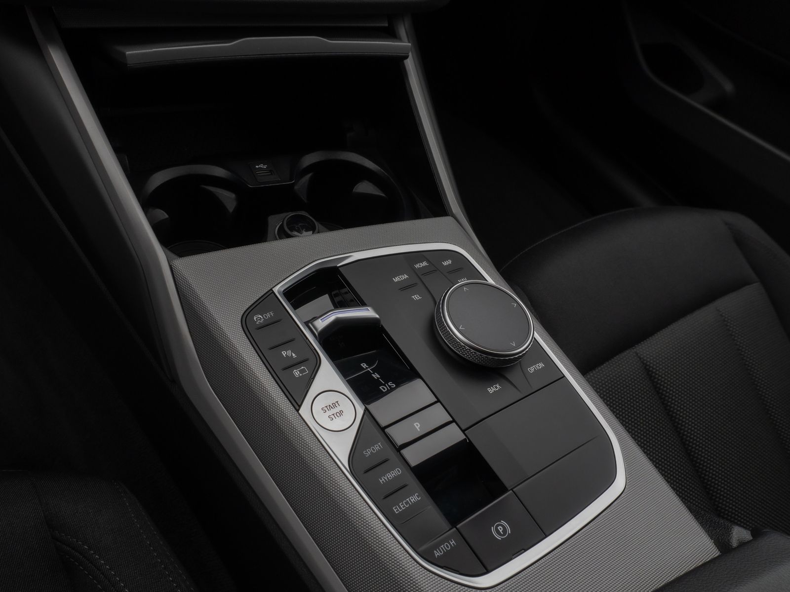 Fahrzeugabbildung BMW 330e HUD DAB HiFi CockPitPro PDC DrivingAssist