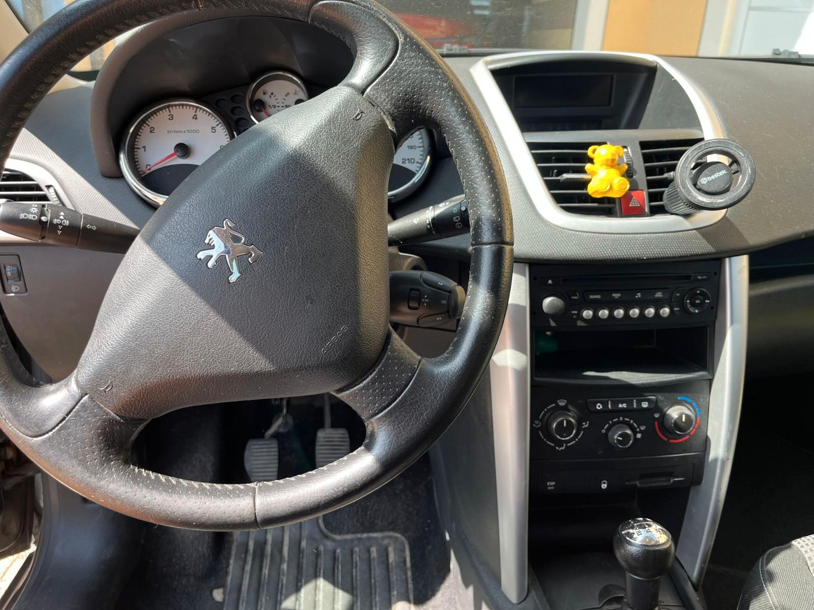 Peugeot 207 2011 — photo 8