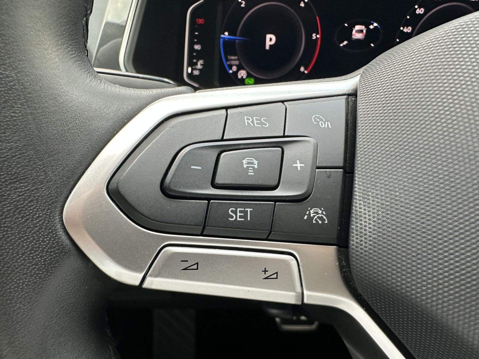 Fahrzeugabbildung Volkswagen Tiguan 2.0 TDI DSG Life 4Motion NAV+LED+ACC+AHK