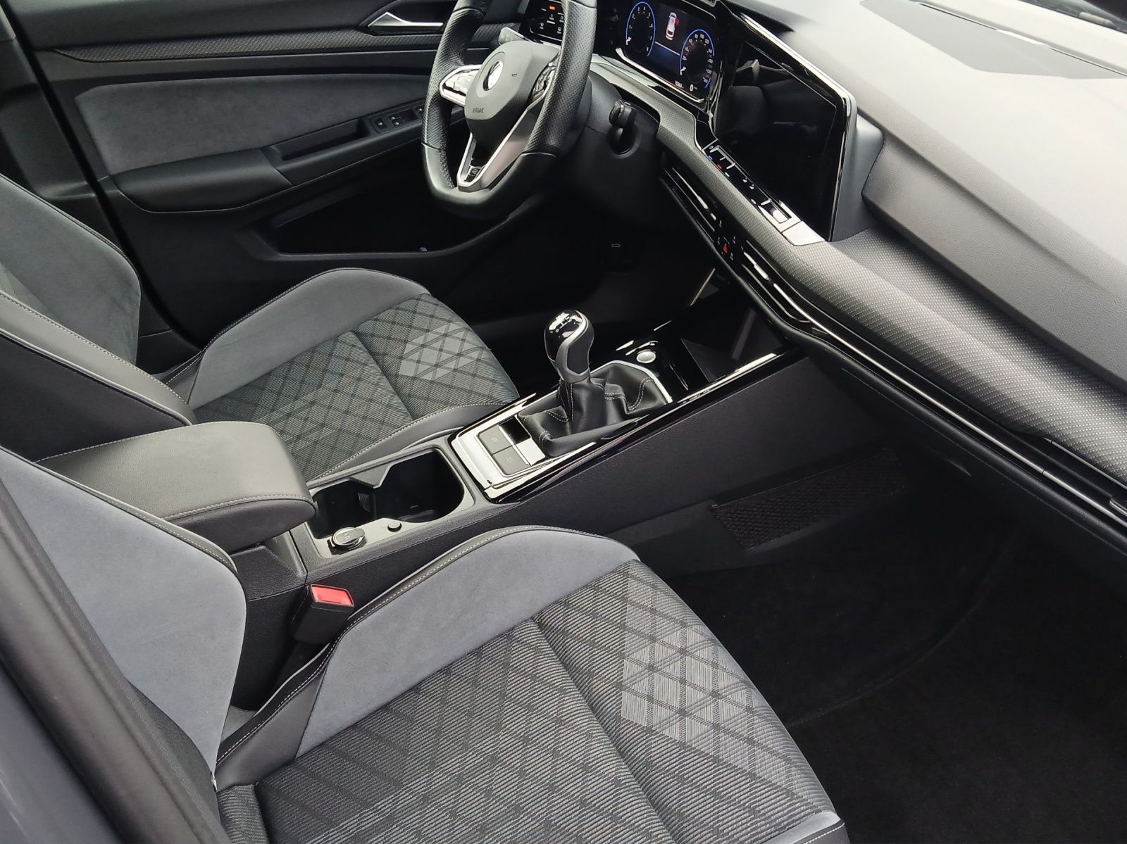Fahrzeugabbildung Volkswagen Golf VIII Variant TSI R-Line LED AHK Navi AID AC