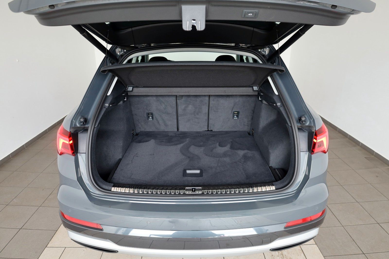 Fahrzeugabbildung Audi Q3 35 TFSI advanced,Navi,SH,PDC,8fach bereift