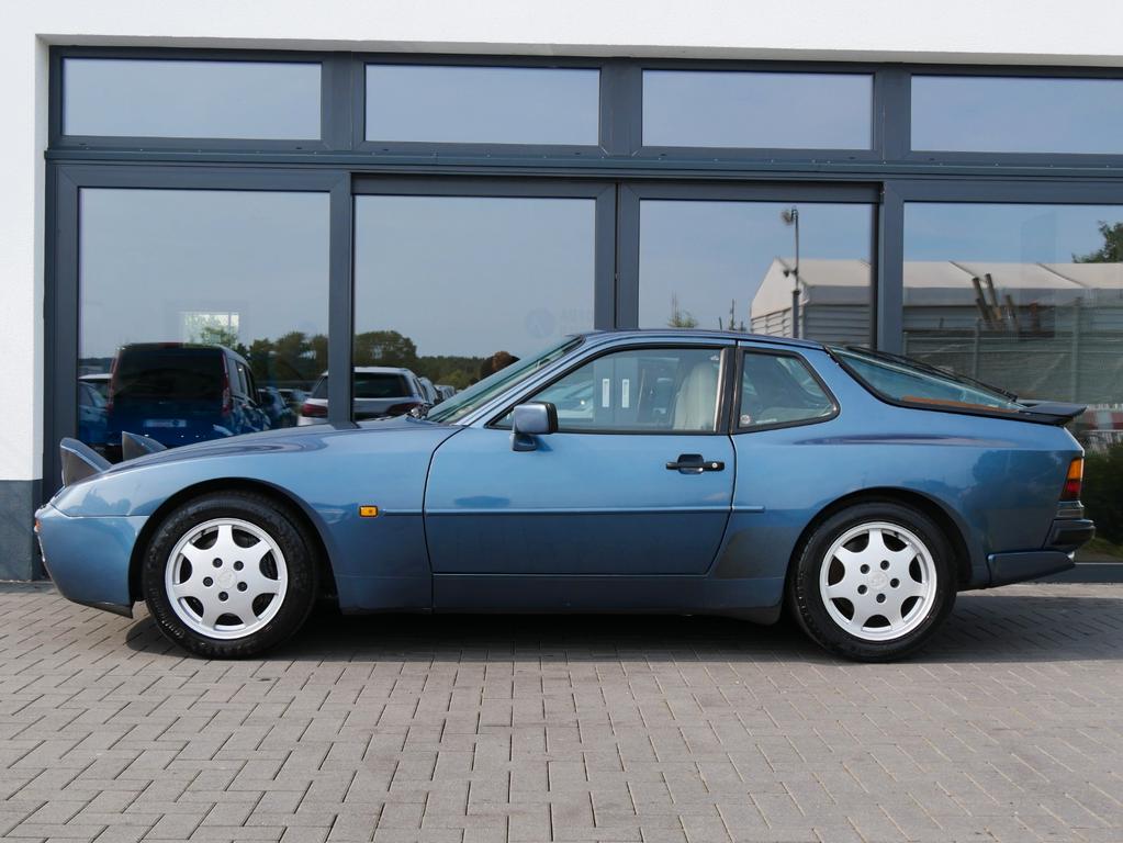 Porsche 944