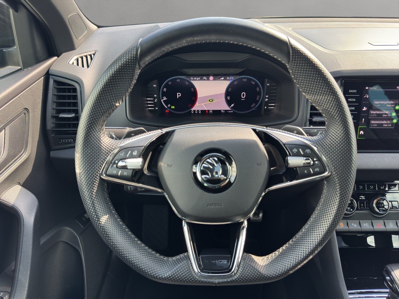 Fahrzeugabbildung SKODA Karoq 2.0 TSI Sportline 4x4/AHK/PANO/360°/ACC/