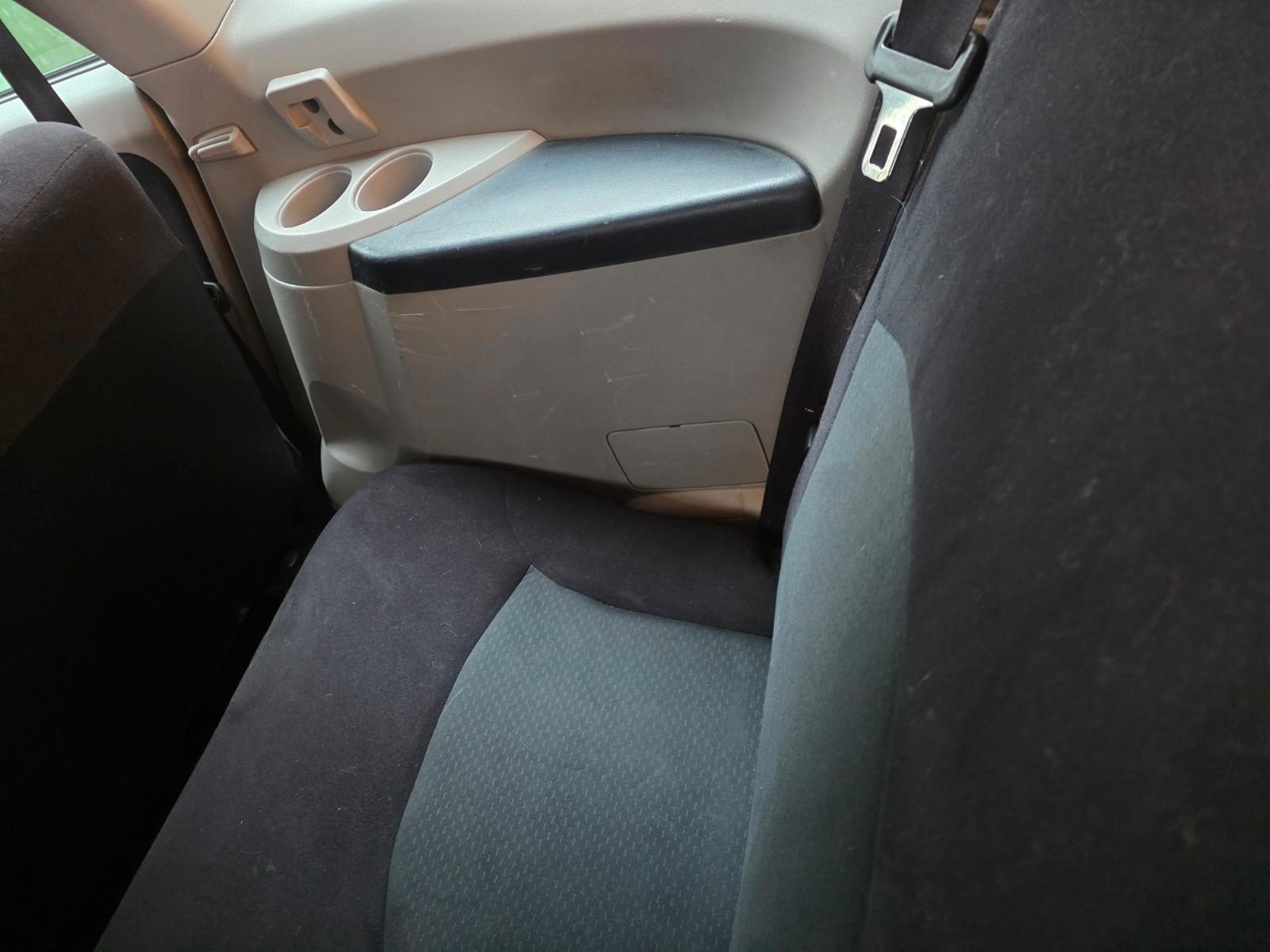Mitsubishi Grandis 2008 — photo 13