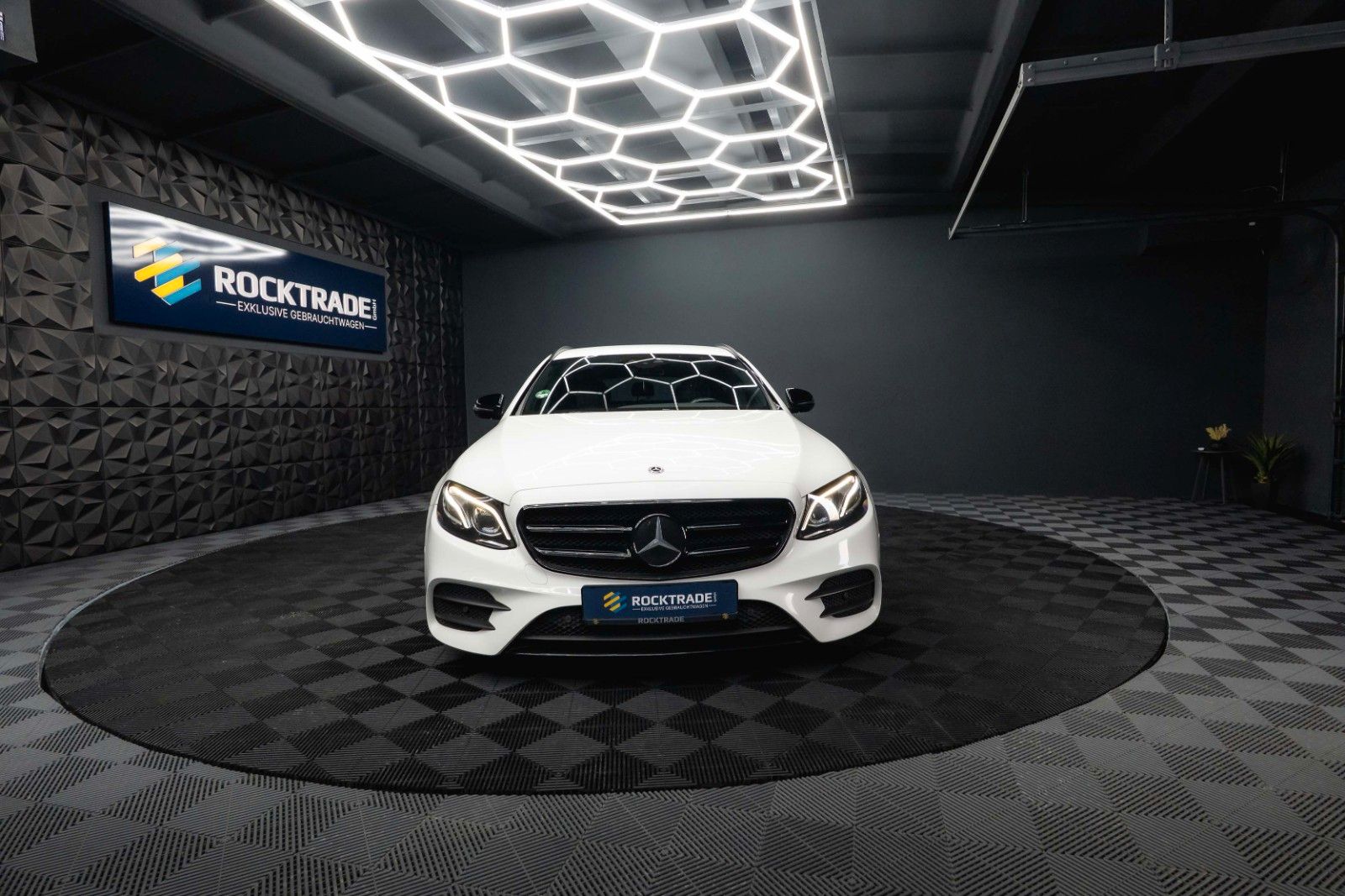 Fahrzeugabbildung Mercedes-Benz E 220d AMG Night-Paket | ACC | LED | Widescreen
