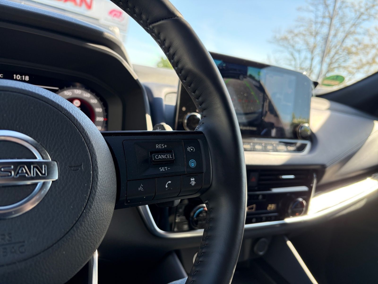 Fahrzeugabbildung Nissan Qashqai 1.3 DIG-T Tekna*Navi*AHK*360°Kamera*SHZ*